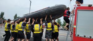 帶上沖鋒舟，大家一起風(fēng)雨同舟！